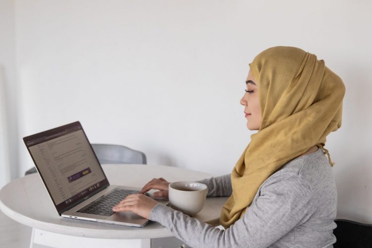 Muslim Woman WFH_pexels-ekaterina-bolovtsova-4050220